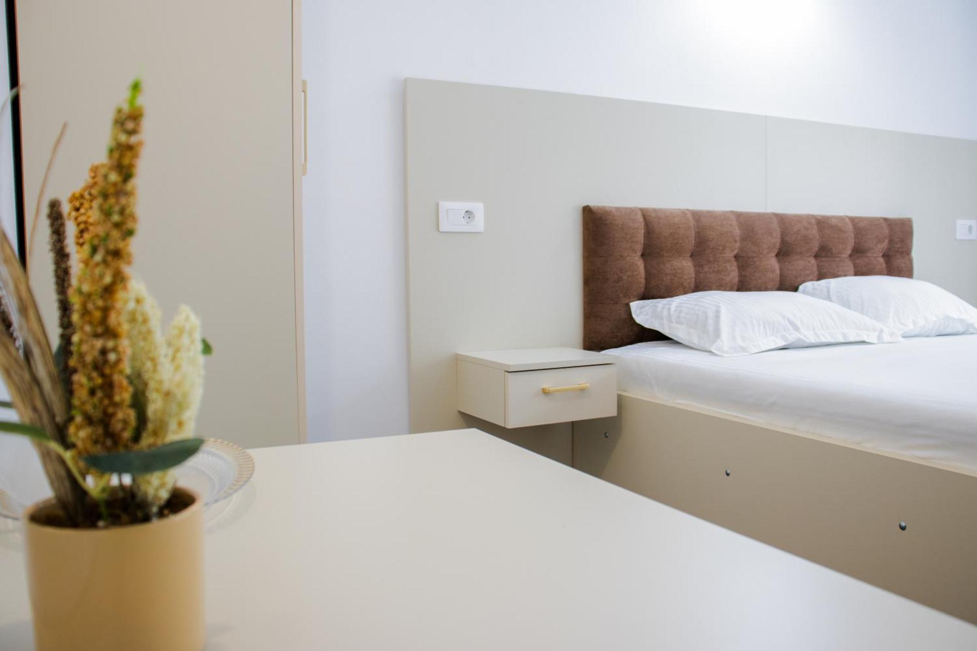 Ge-Lux Villa Incesti Luaran gambar