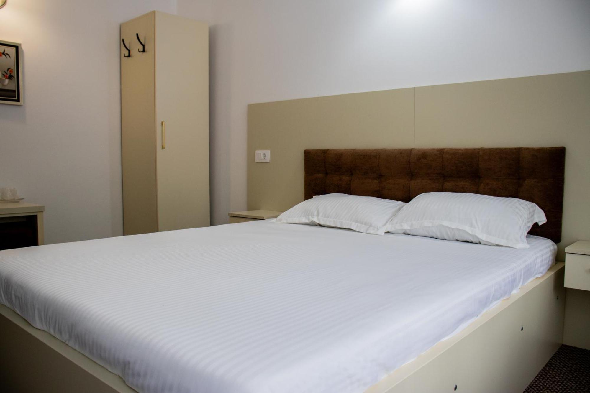 Ge-Lux Villa Incesti Luaran gambar