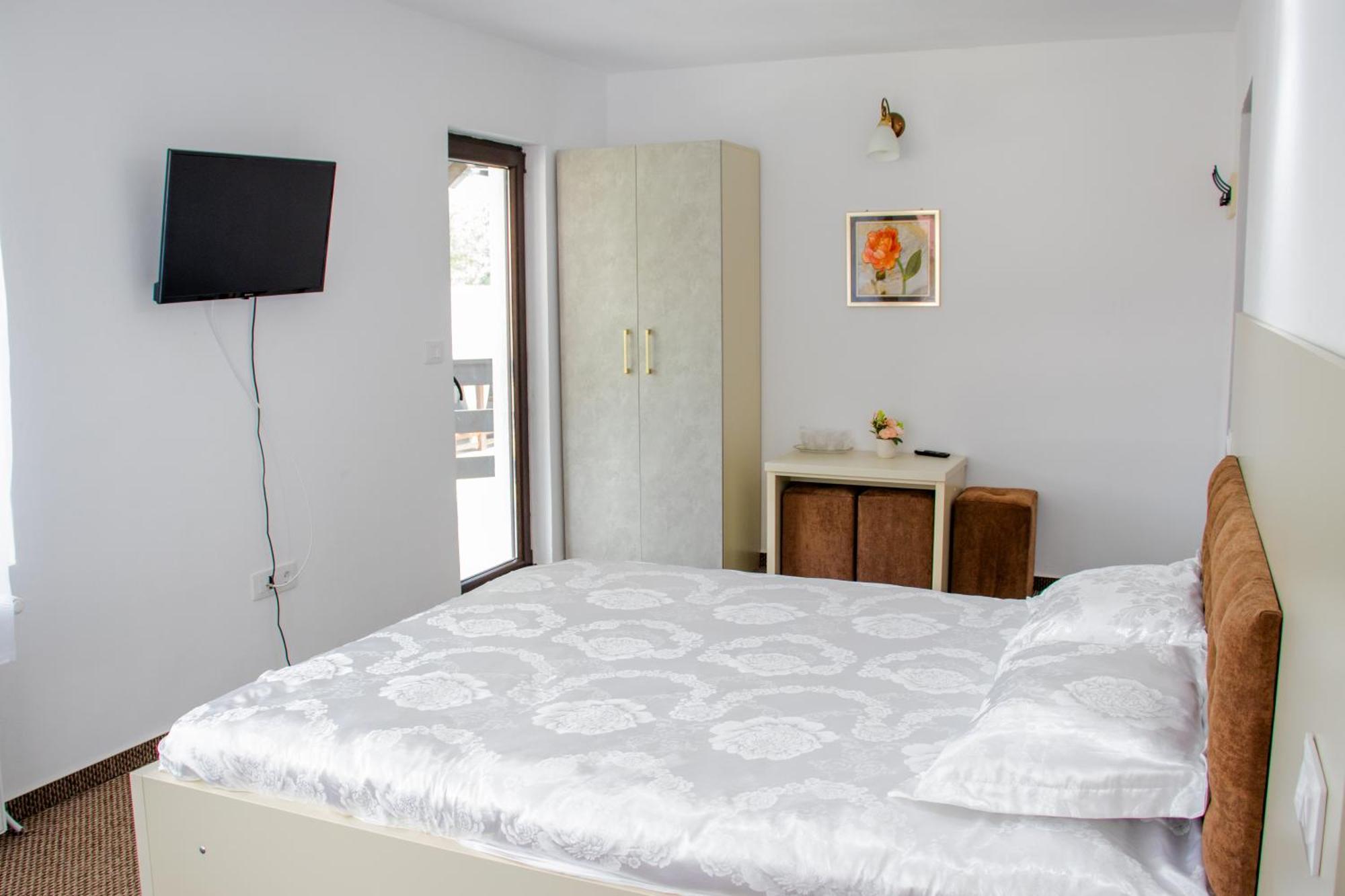 Ge-Lux Villa Incesti Luaran gambar