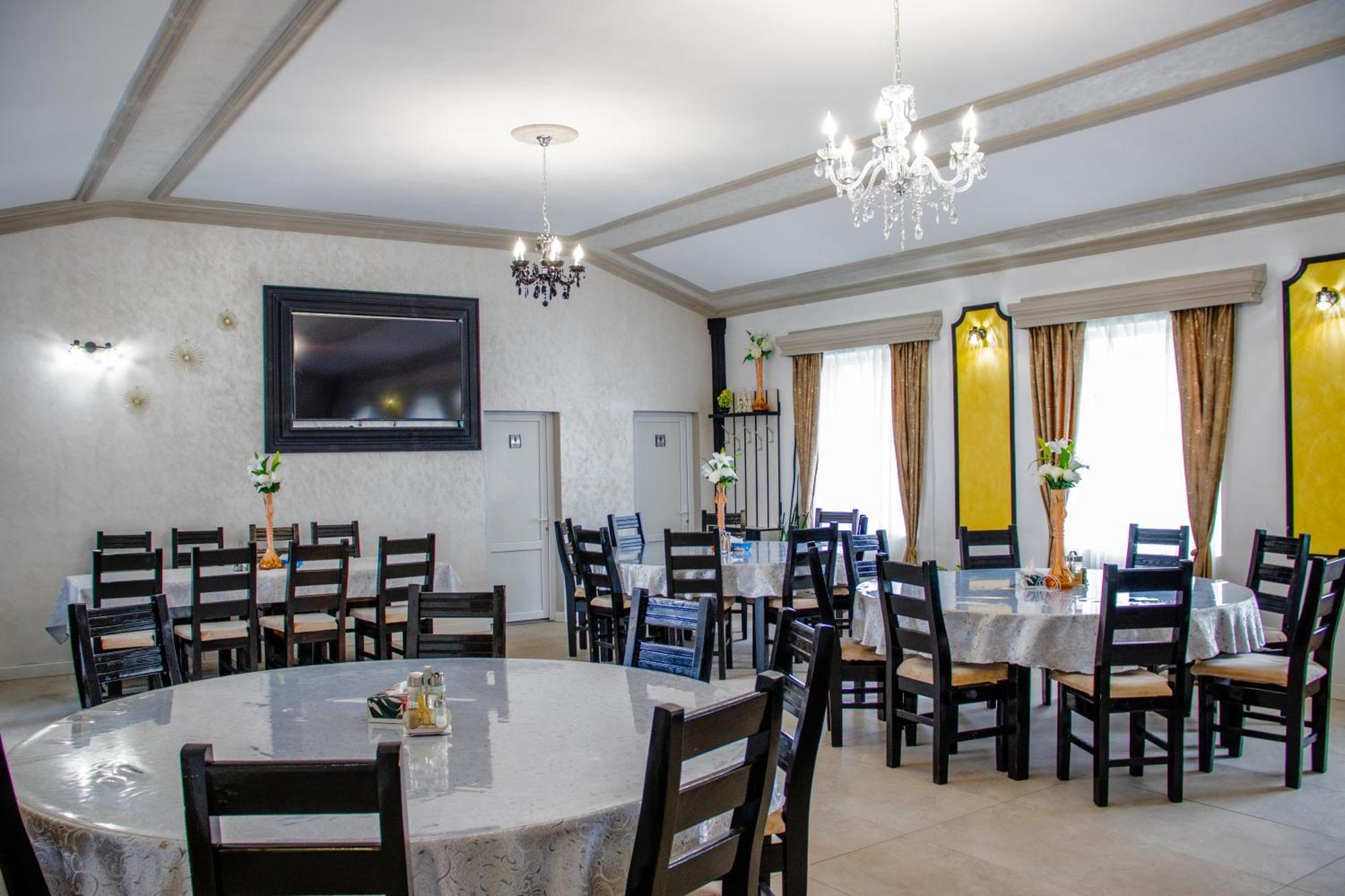 Ge-Lux Villa Incesti Luaran gambar