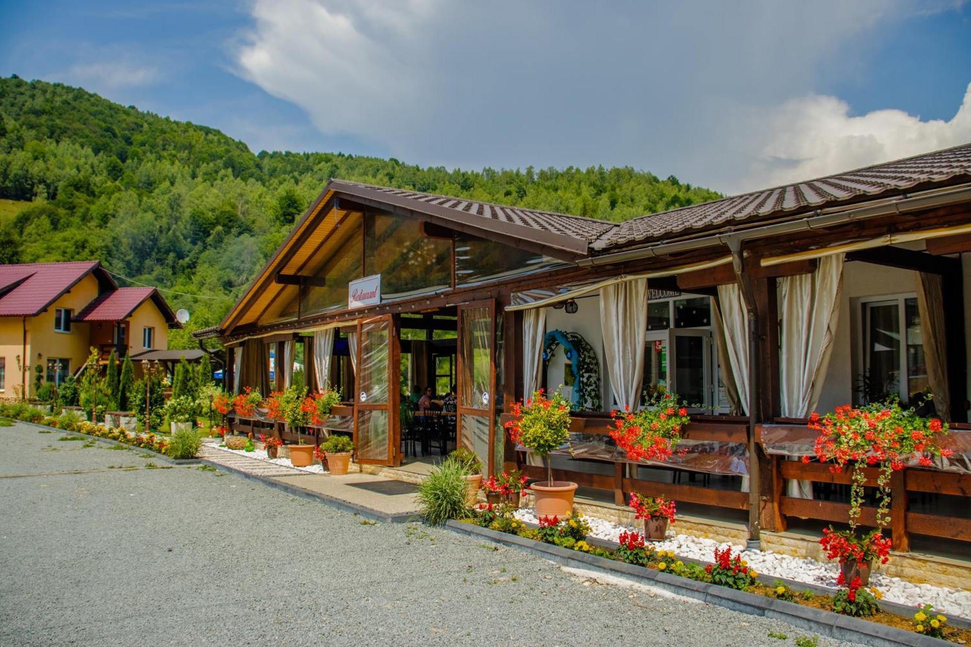 Ge-Lux Villa Incesti Luaran gambar