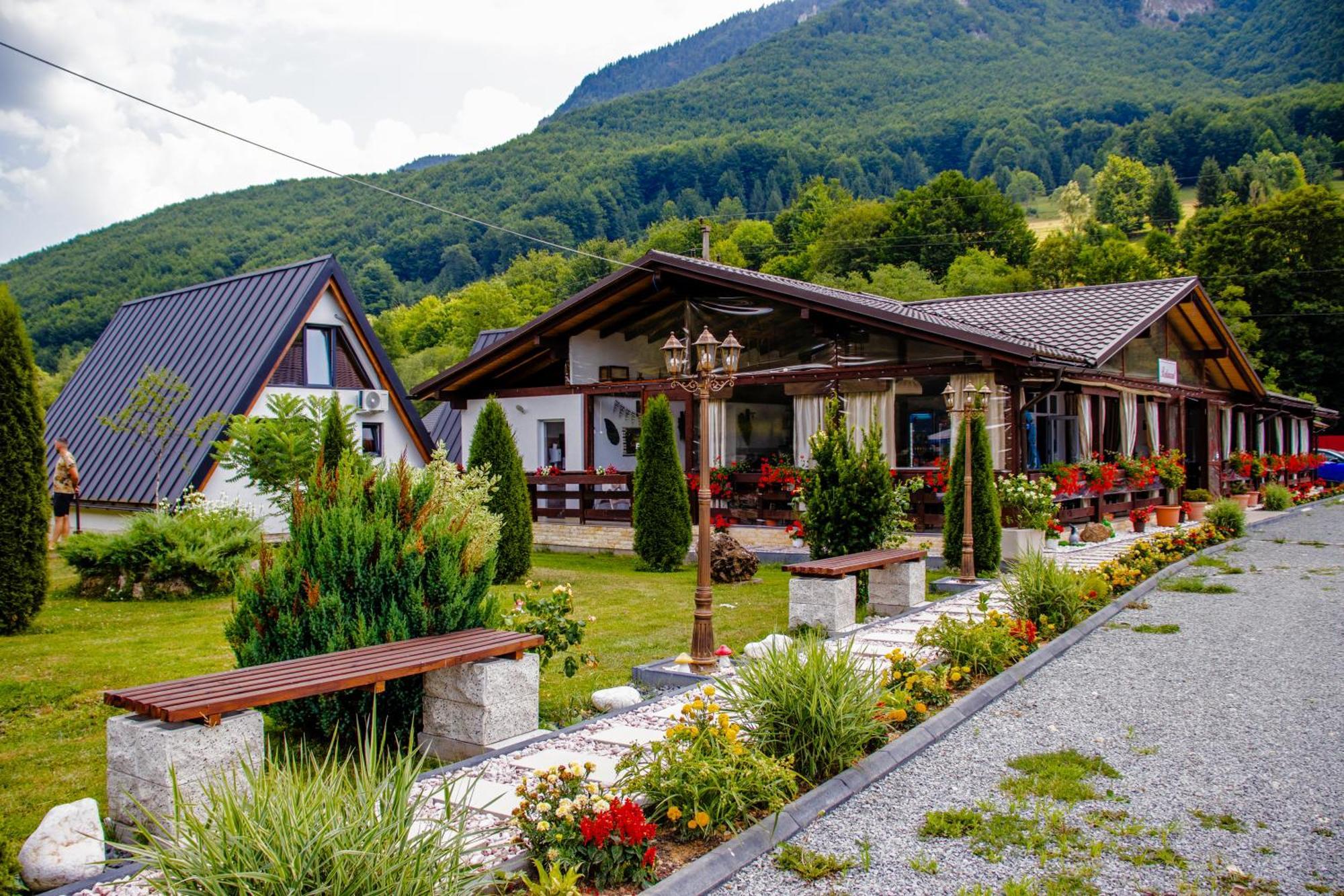 Ge-Lux Villa Incesti Luaran gambar