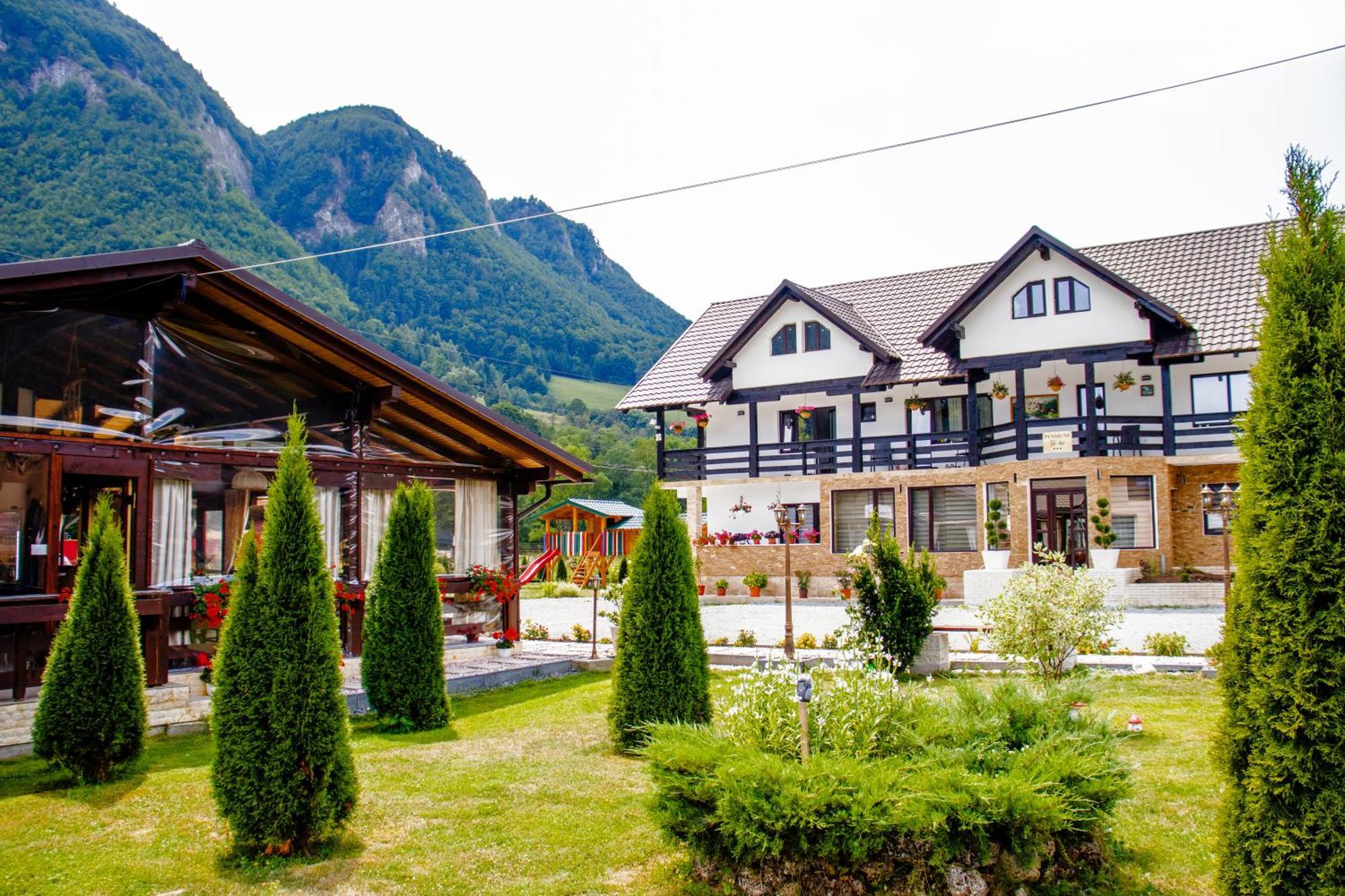 Ge-Lux Villa Incesti Luaran gambar