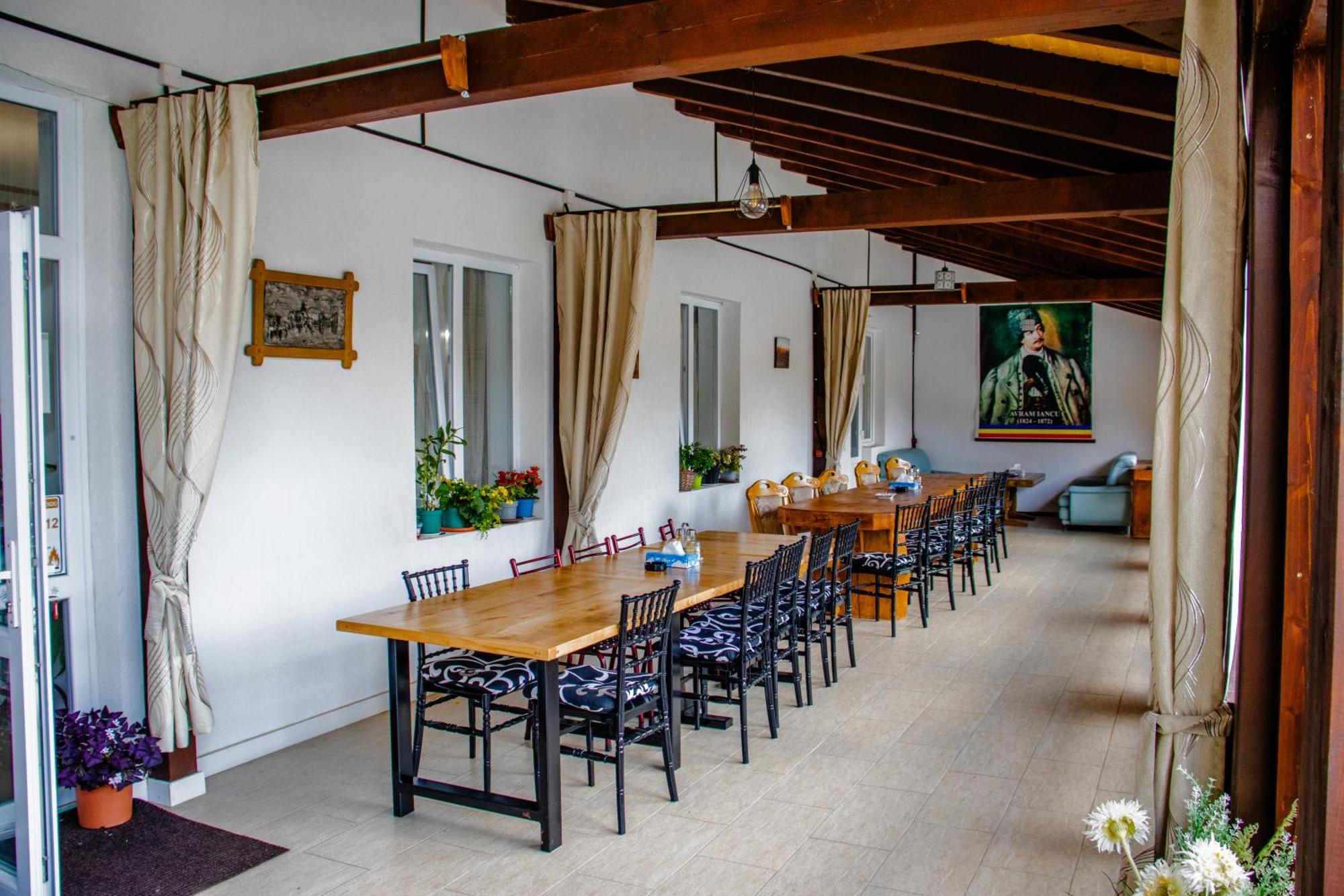 Ge-Lux Villa Incesti Luaran gambar
