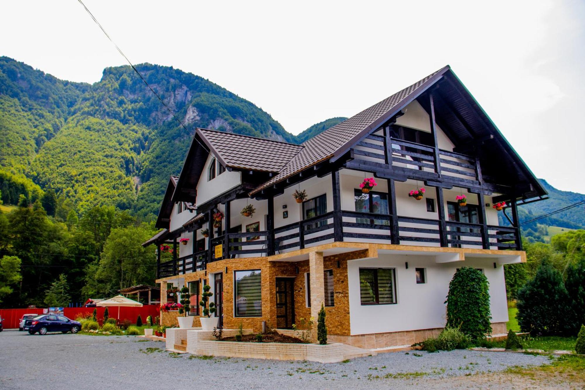 Ge-Lux Villa Incesti Luaran gambar