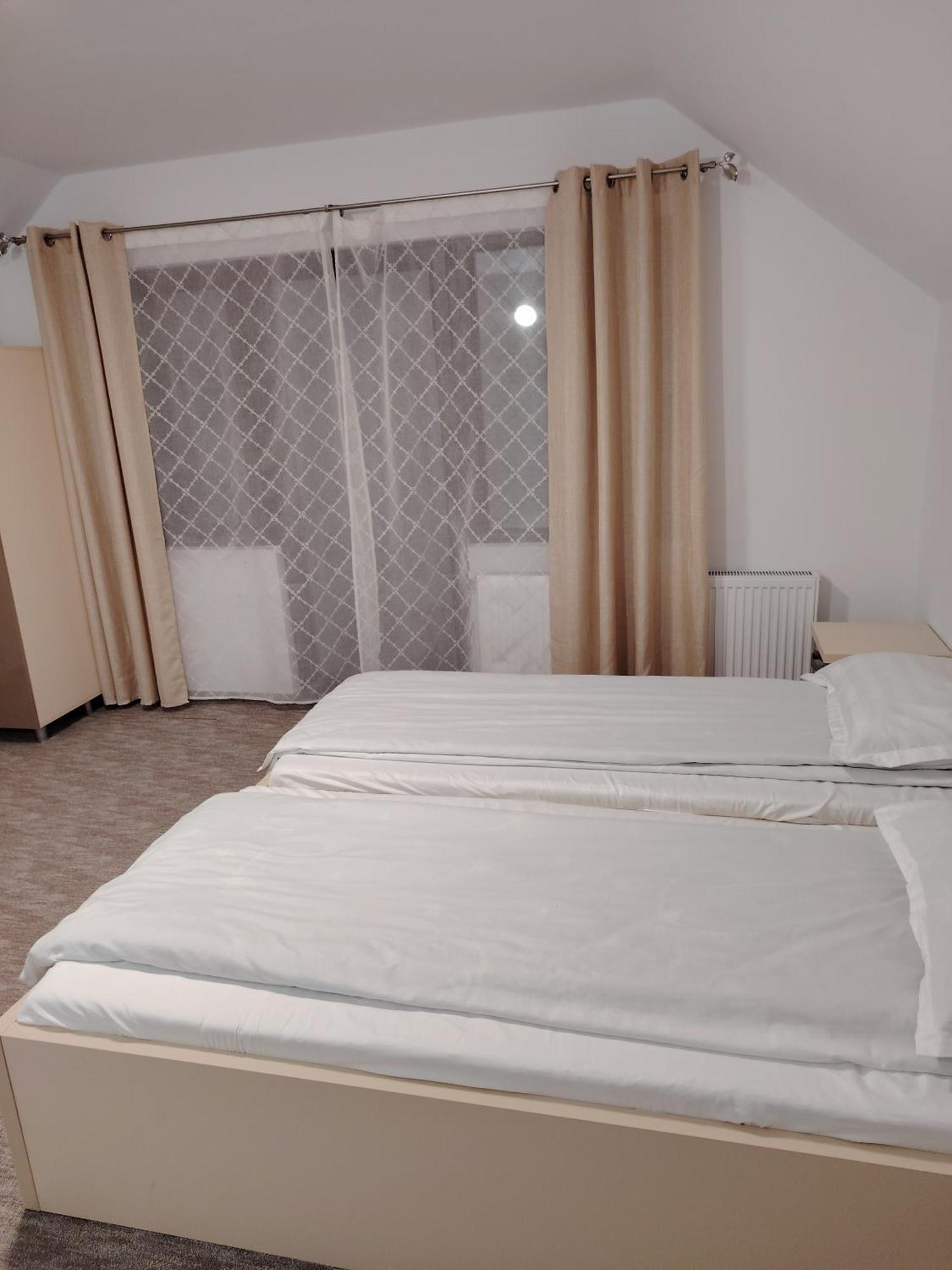 Ge-Lux Villa Incesti Luaran gambar