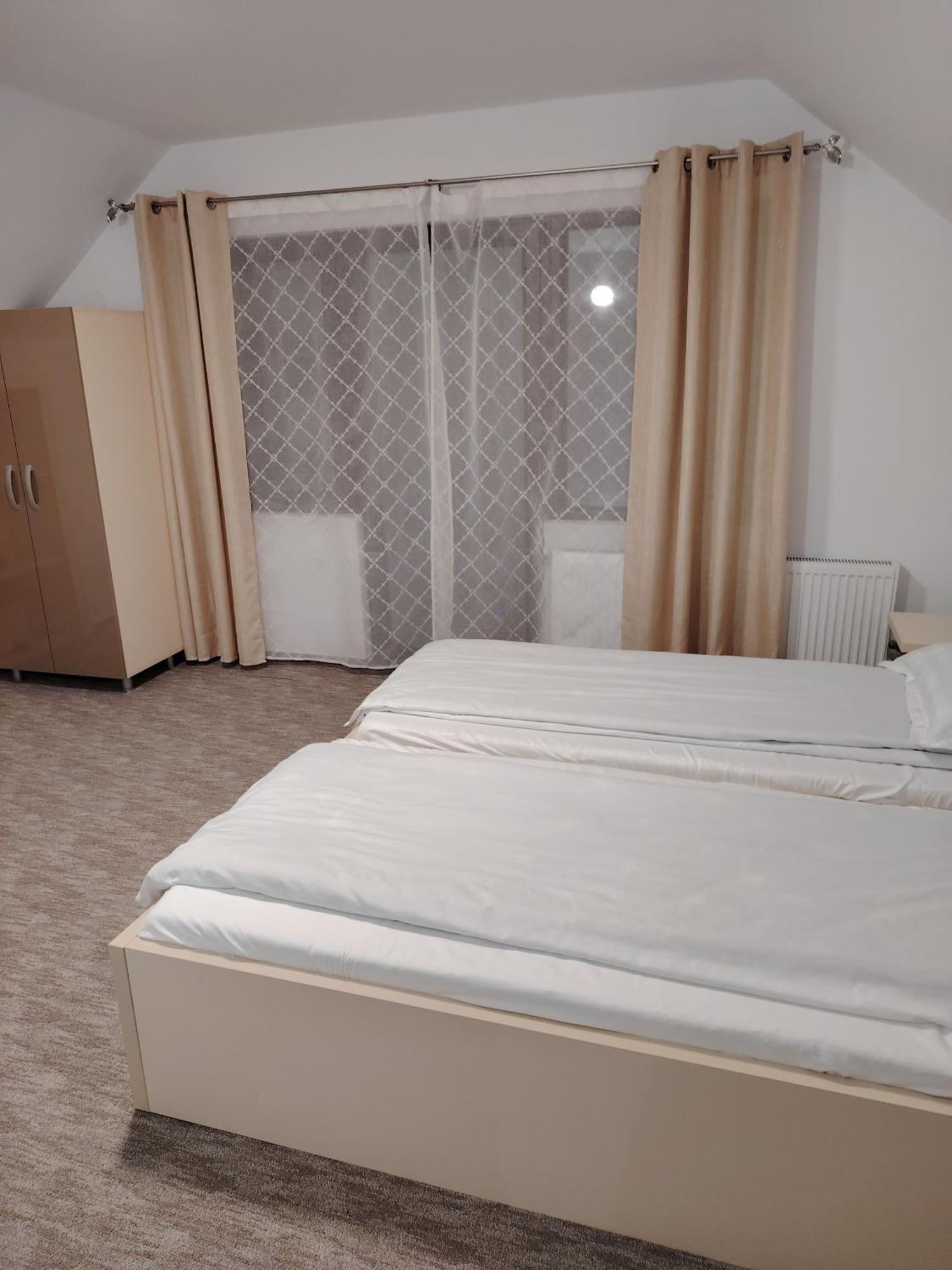 Ge-Lux Villa Incesti Luaran gambar
