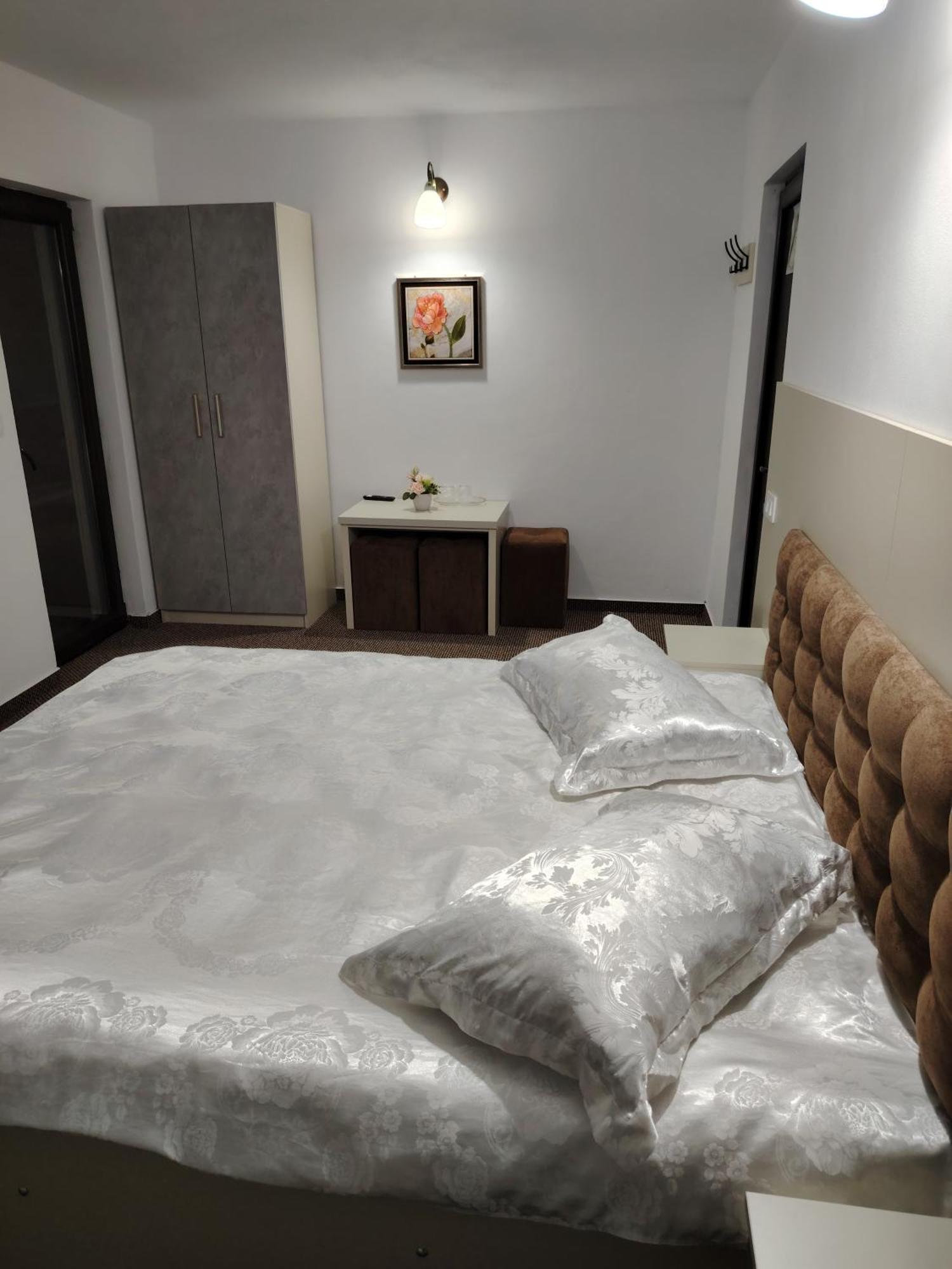 Ge-Lux Villa Incesti Luaran gambar