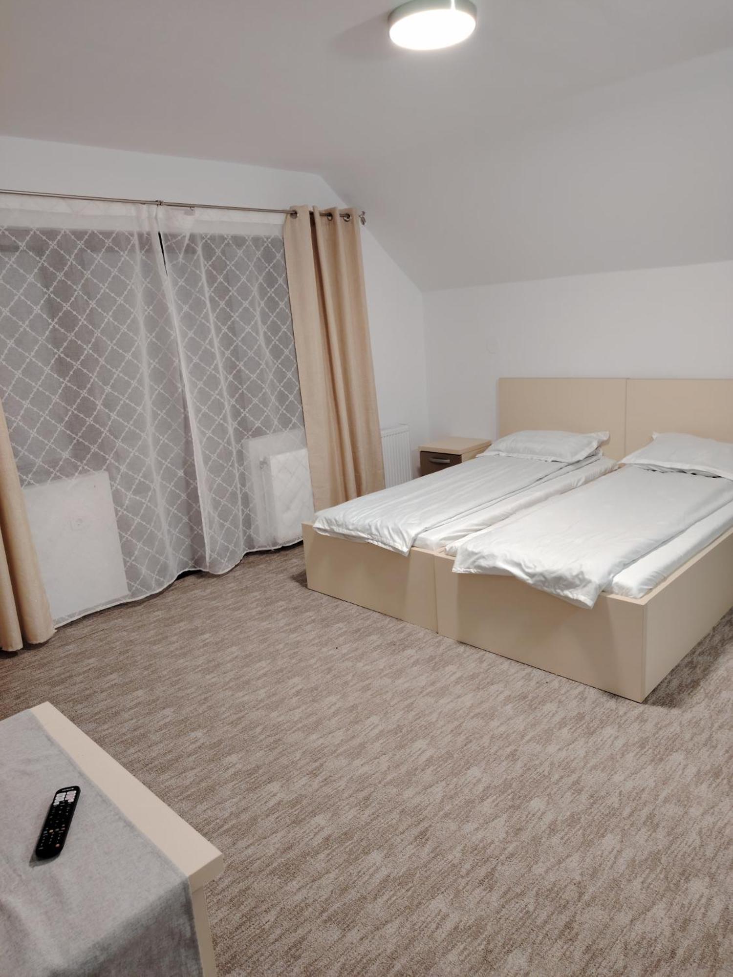 Ge-Lux Villa Incesti Luaran gambar