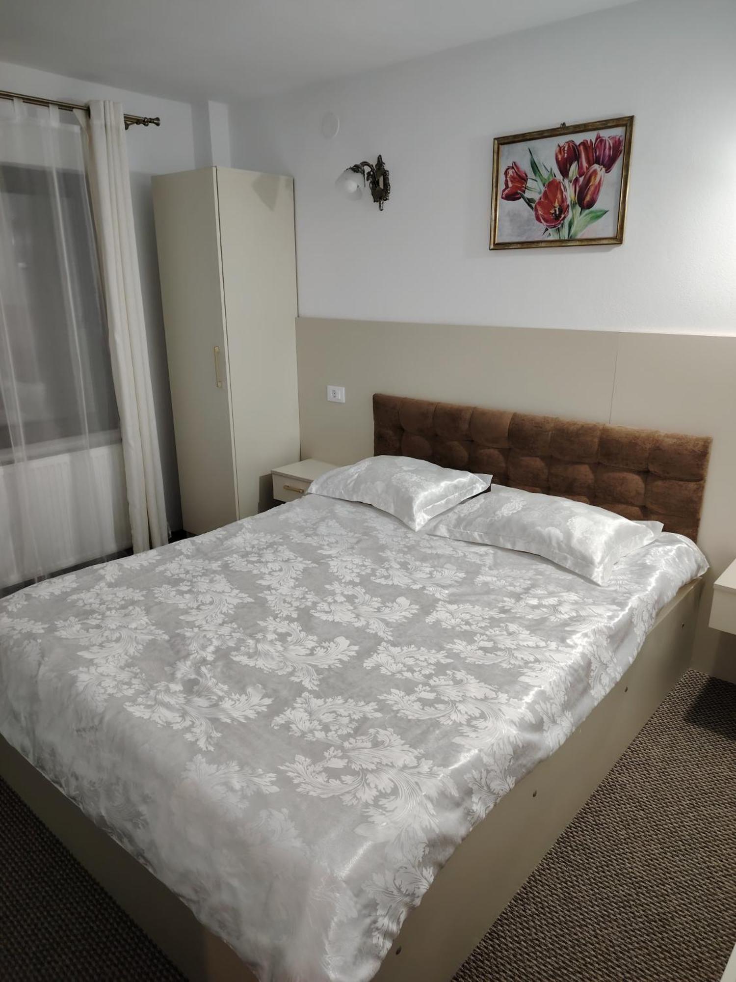 Ge-Lux Villa Incesti Luaran gambar